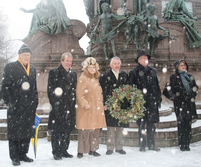 Laying the wreath at Gladstone's statue.